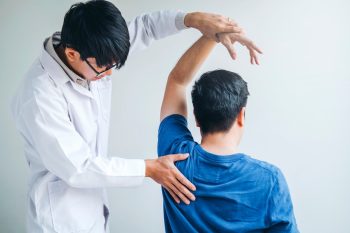 physical-doctor-consulting-with-patient-about-shoulder-muscule-pain-problems_18497-1103